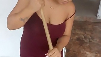 Ii Cer Sotiei Sex Oral In Timp Ce Fac Curat In Casa, Si Se Termina Intr-O Neintelegere Hilara