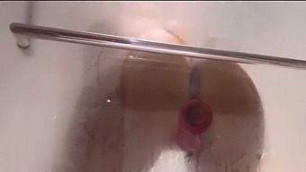Pozrite Sa, Ako Max Ryan Poskytuje Dokonalý Pohľad V Tejto Horúcej Sprche S Dildom