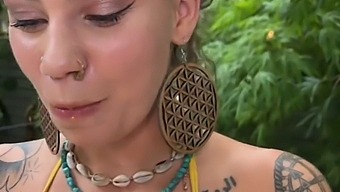 Video Exclusiv Cu Un Hippie Busty Care Face Oral Într-O Cadă Cu Hidromasaj