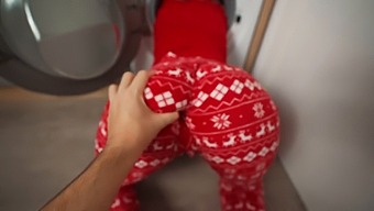 Russische Stiefmoeder Vast In Wasmachine Tijdens De Kerst