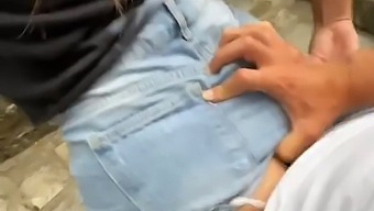 Amatérští Teenageři Téměř Přistiženi Při Sexu Na Veřejnosti V Turistickém Hotspotu