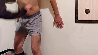 Hravá S Dráždi A Udiera M Do Žaluďa Zábavným A Zábavným Spôsobom, Zatiaľ Čo Používa Klietku Na Žaluď