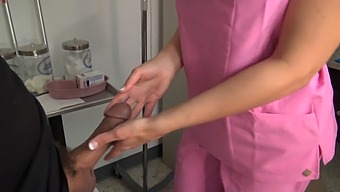 Blonde Krankenschwester Gibt Ihrem Patienten Einen Reality-Blowjob