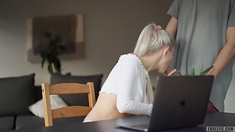 Eva Elfie的自制性爱录像带:与zoom班的狂野邂逅