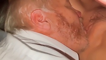 Zrelý Pár Skúma Bisexuálne Túžby S Nadržaným Cuckoldom