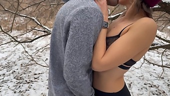 En Gift Kvinna Njuter Av En Snöig Offentlig Trekant Med Sin Man Och Hans Vän, Vilket Resulterar I En Dubbel Creampie