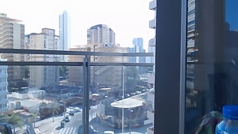 Sexi Hráčka V Oblečení Sa Predvádza Na Balkóne Vonku