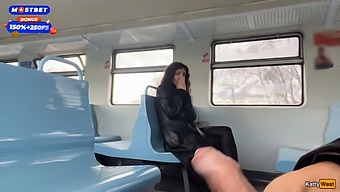 電車での公共セックス:フェチが満たされる